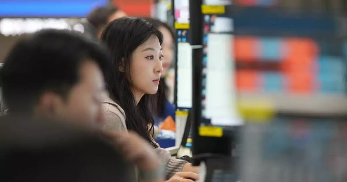 US stocks rise toward records as solid data on the job market overshadows higher oil prices
