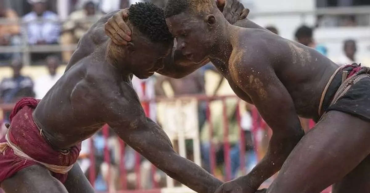 In Senegal’s wrestling arenas, rituals share the spotlight with the fight, in photos