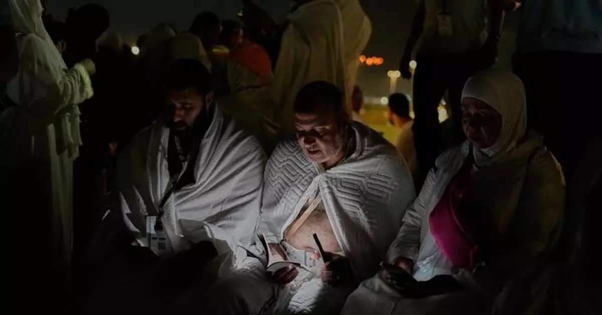 Muslim pilgrims converge on Arafat for prayers and worship as Hajj reaches its peak