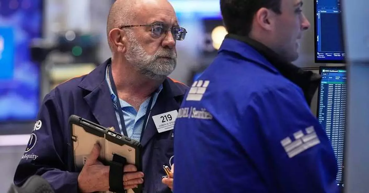Oil prices keep falling, while US stocks hang near their record highs