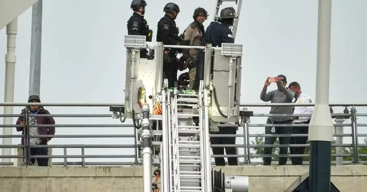 Protester comes down from atop Washington bridge ending 5-day stand against AI and Iran war
