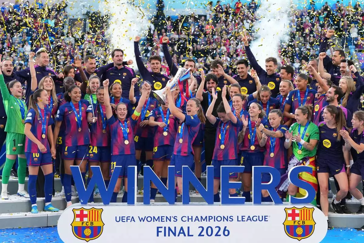 Barcelona's Irene Paredes lifts the trophy after winning the Women's Champions League final soccer match between FC Barcelona and OL Lyonnes, in Oslo, Saturday, May 23, 2026. (AP Photo/Kirsty Wigglesworth)