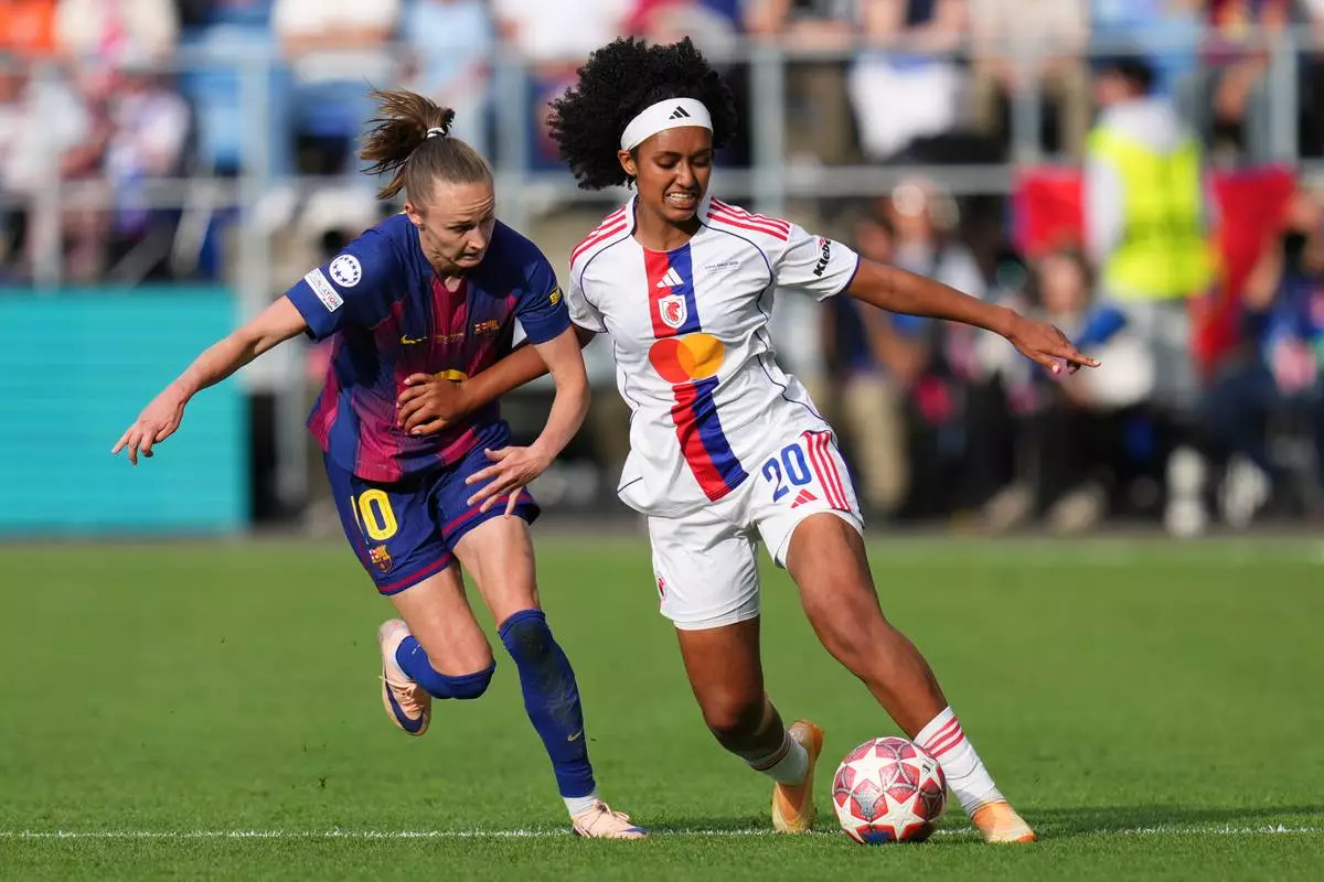 Barcelona's Caroline Graham Hansen vies for the ball with Lyonnes' Lily Yohannes, right, during the Women's Champions League final soccer match between FC Barcelona and OL Lyonnes, in Oslo, Saturday, May 23, 2026. (AP Photo/Kirsty Wigglesworth)