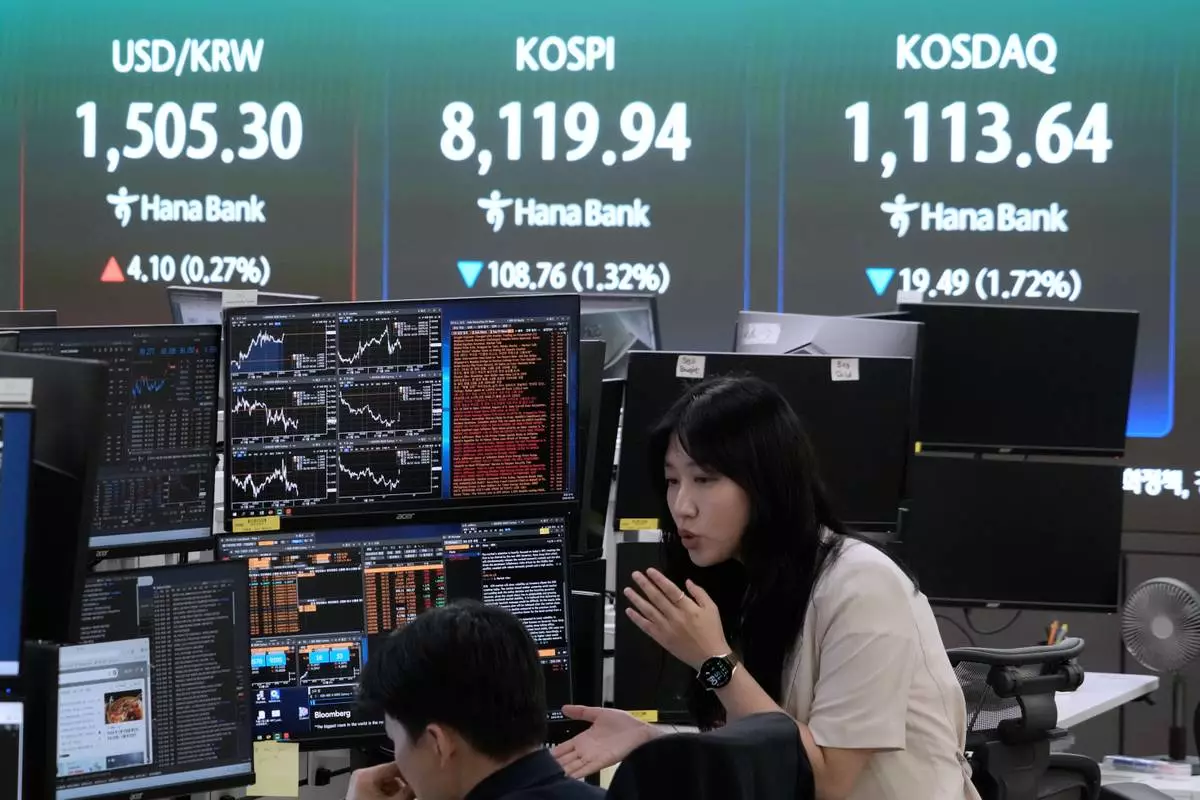 Currency traders work near a screen showing the Korea Composite Stock Price Index (KOSPI), top center, and the foreign exchange rate between U.S. dollar and South Korean won, top left, at the foreign exchange dealing room of the Hana Bank headquarters in Seoul, South Korea, Thursday, May 28, 2026. (AP Photo/Ahn Young-joon)
