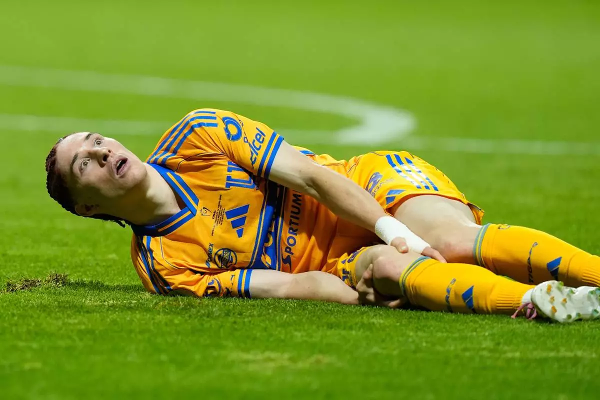 Tigres' Marcelo Flores grabs his knee after being injured during the CONCACAF Champions Cup final soccer match against Toluca in Toluca, Mexico, Saturday, May 30, 2026. (AP Photo/Fernando Llano)