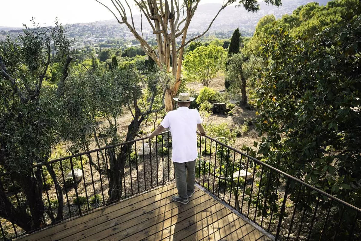 At Domaine des Naturels LMR, R&amp;D experts research new natural species, variety breeding, cultivation methods and production techniques.