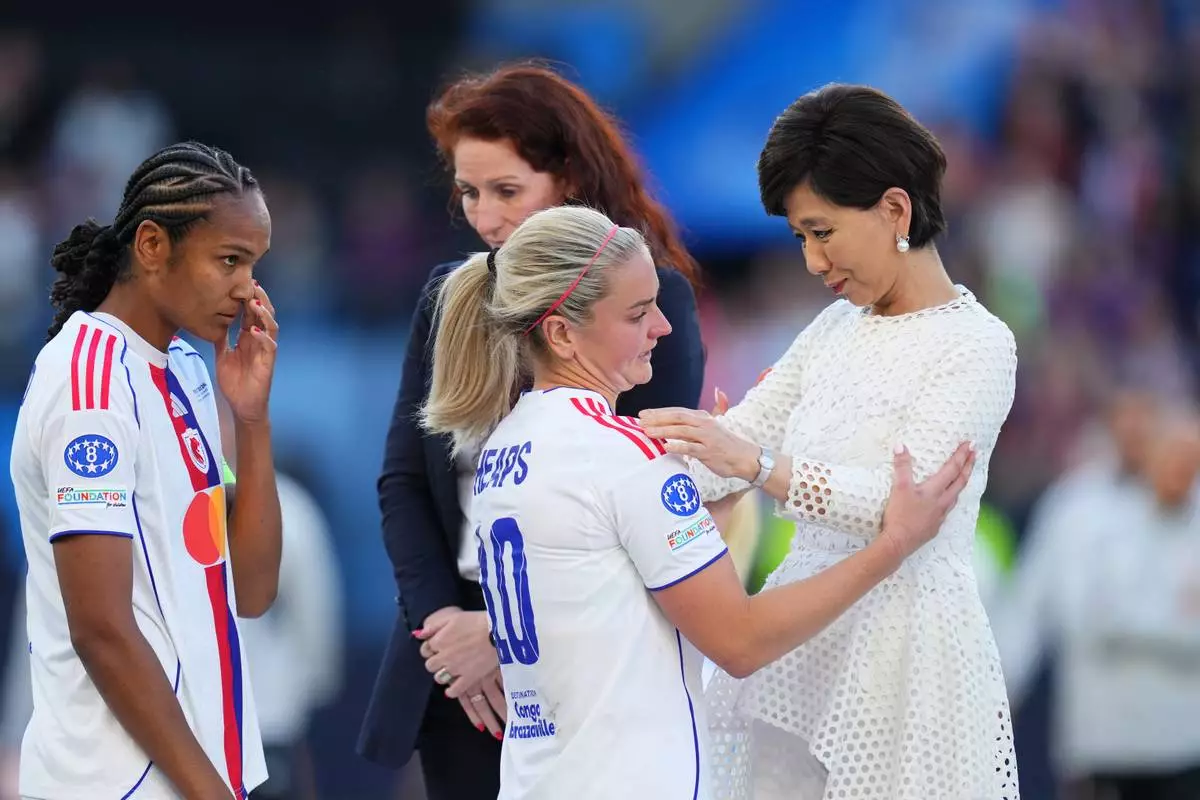 Michele Kang, owner of OL Lyonnes, comforts Lyonnes' Lindsey Heaps after the Women's Champions League final soccer match between FC Barcelona and OL Lyonnes, in Oslo, Saturday, May 23, 2026. (AP Photo/Kirsty Wigglesworth)