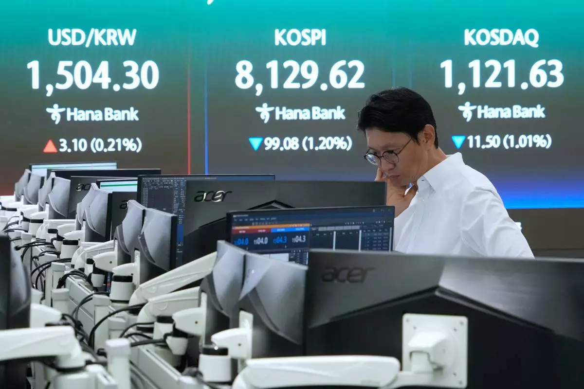 A currency trader watches monitors near a screen showing the Korea Composite Stock Price Index (KOSPI), top center, and the foreign exchange rate between U.S. dollar and South Korean won, top left, at the foreign exchange dealing room of the Hana Bank headquarters in Seoul, South Korea, Thursday, May 28, 2026. (AP Photo/Ahn Young-joon)