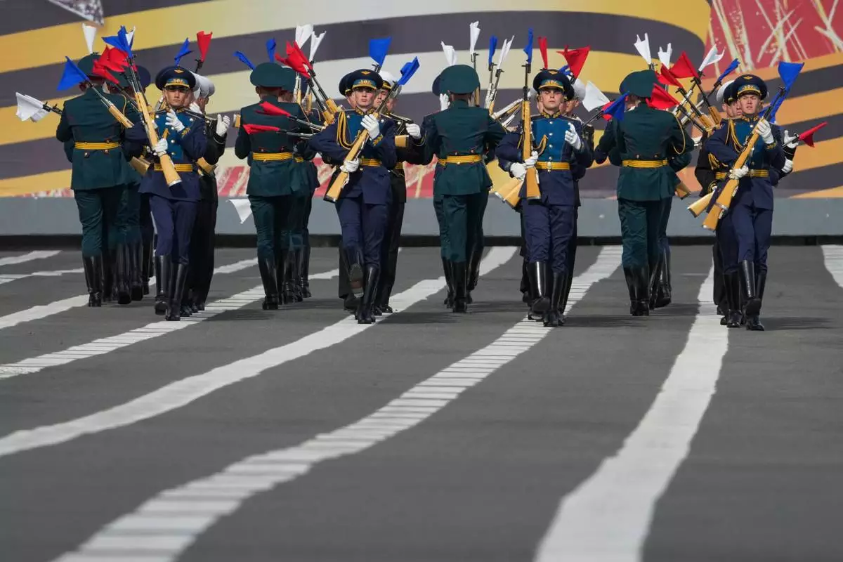Honour guard soldiers perform with rifles during a rehearsal for the Victory Day military parade at the Dvortsovaya (Palace) Square in St. Petersburg, Russia, Tuesday, May 5, 2026. (AP Photo/Dmitri Lovetsky)