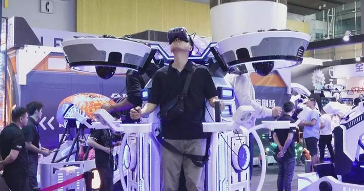 Immersive VR games wow crowds at Guangzhou tech expo