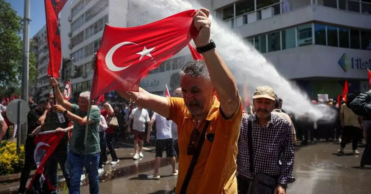 Turkish riot police use water cannons ahead of deposed opposition leader’s speech to rally