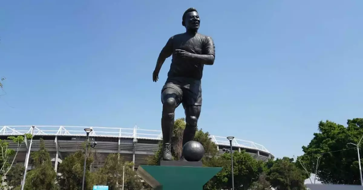 Towering statue of Pelé unveiled in Guadalajara ahead of the World Cup