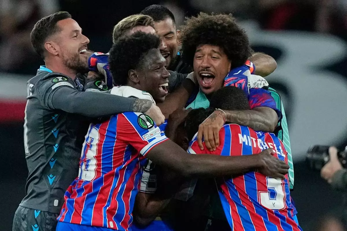 Crystal Palace players celebrate after the Europa Conference League final soccer match between Crystal Palace and Rayo Vallecano in Leipzig, Germany, Wednesday, May 27, 2026. (AP Photo/Ebrahim Noroozi)