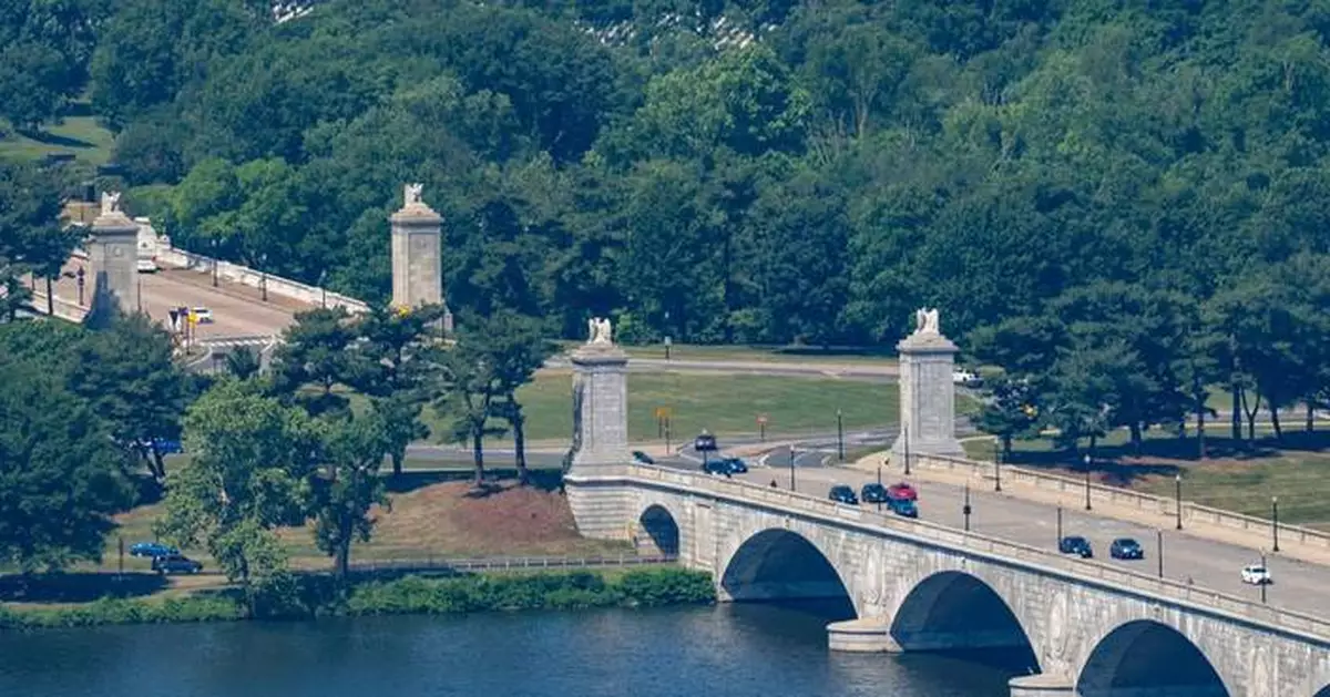 Key federal agency approves the design plan for Trump's Washington arch