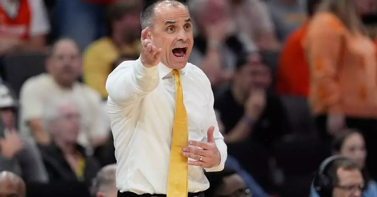 Ben McCollum signs extension through 2023 after leading Iowa to first Elite Eight since 1987