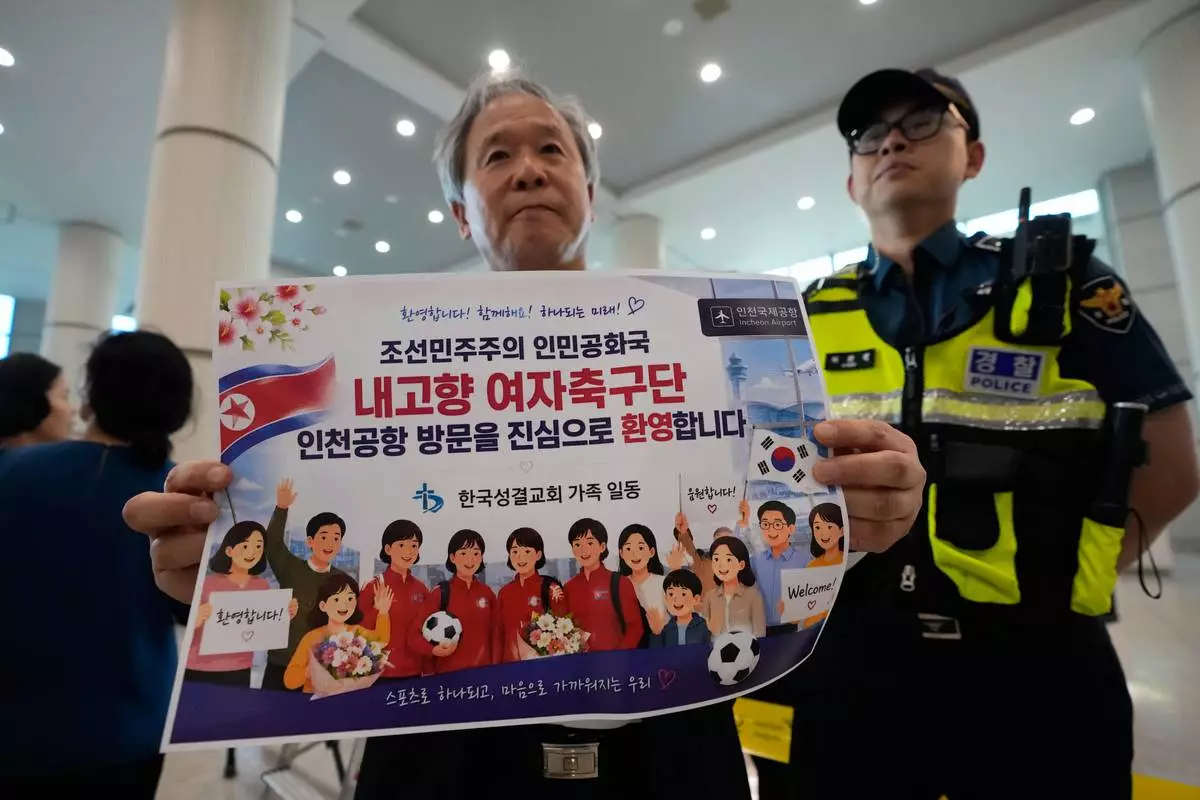 A South Korean activist waits for arrival of North Korean soccer club Naegohyang Women's FC team at Incheon International Airport in Incheon, South Korea, Sunday, May 17, 2026. The letters read "Welcome North Korean soccer club Naegohyang Women soccer." (AP Photo/Ahn Young-joon)