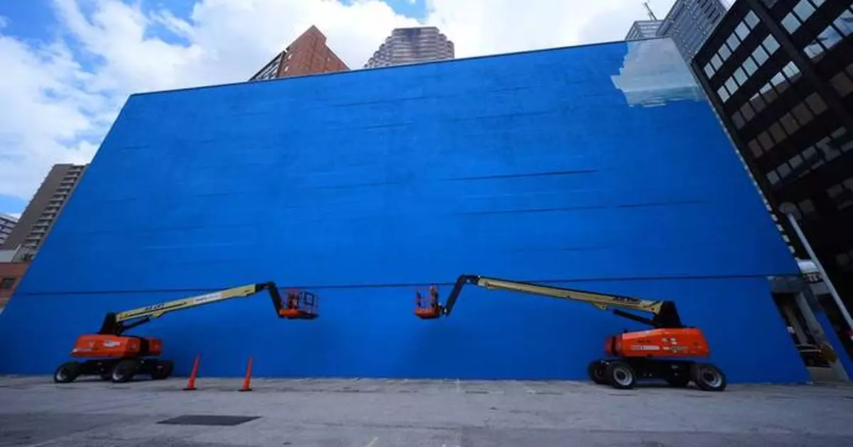 An outcry erupts as a whale mural beloved by many in Dallas is replaced with art for the World Cup