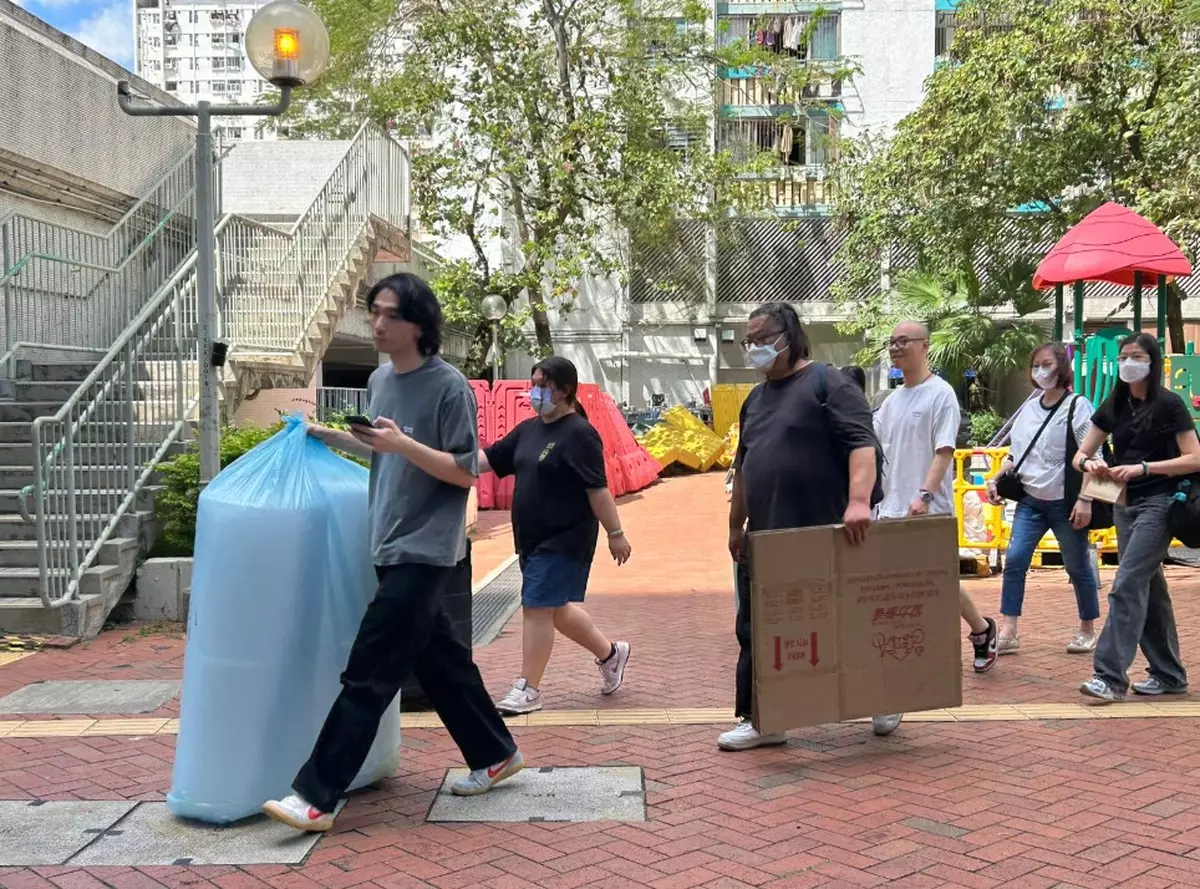 Wang Fuk Residents Return Home in Batches Again, Retrieving Pieces of Their Past