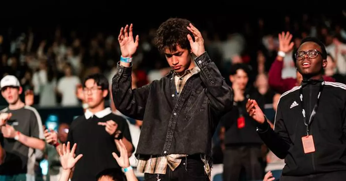 Thousands of Teenagers Gather in Perth for Prayer