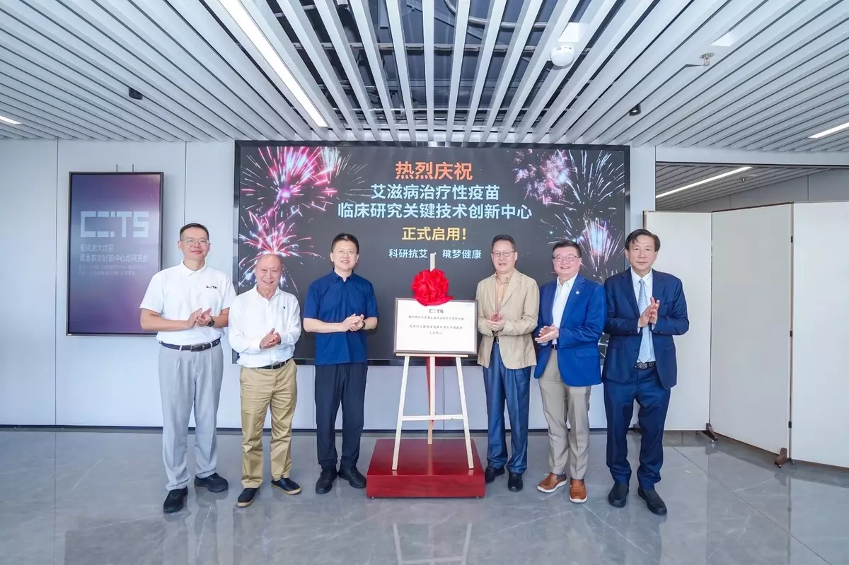 From left to right: Dr.Tengfei CAO, Deputy Director of CIITS; Mr. Tom LAU, Corporate Finance Director and Co-Founder of Immuno Cure; Dr. Renchen LIU, Executive Deputy Dean of Research Institute of Tsinghua University in Shenzhen and Director of CIITS; Dr. Xia JIN, CEO and Co-Founder of Immuno Cure; Prof. Zhiwei CHEN, Principal Scientific Advisor and Co-founder of Immuno Cure; Dr. Percy CHENG, Chairman and Co-Founder of Immuno Cure