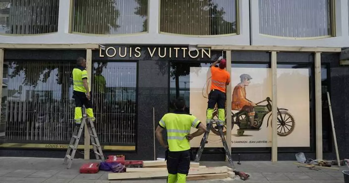 Downtown Geneva boards up as drastic security tightens ahead of anti-G7 protests