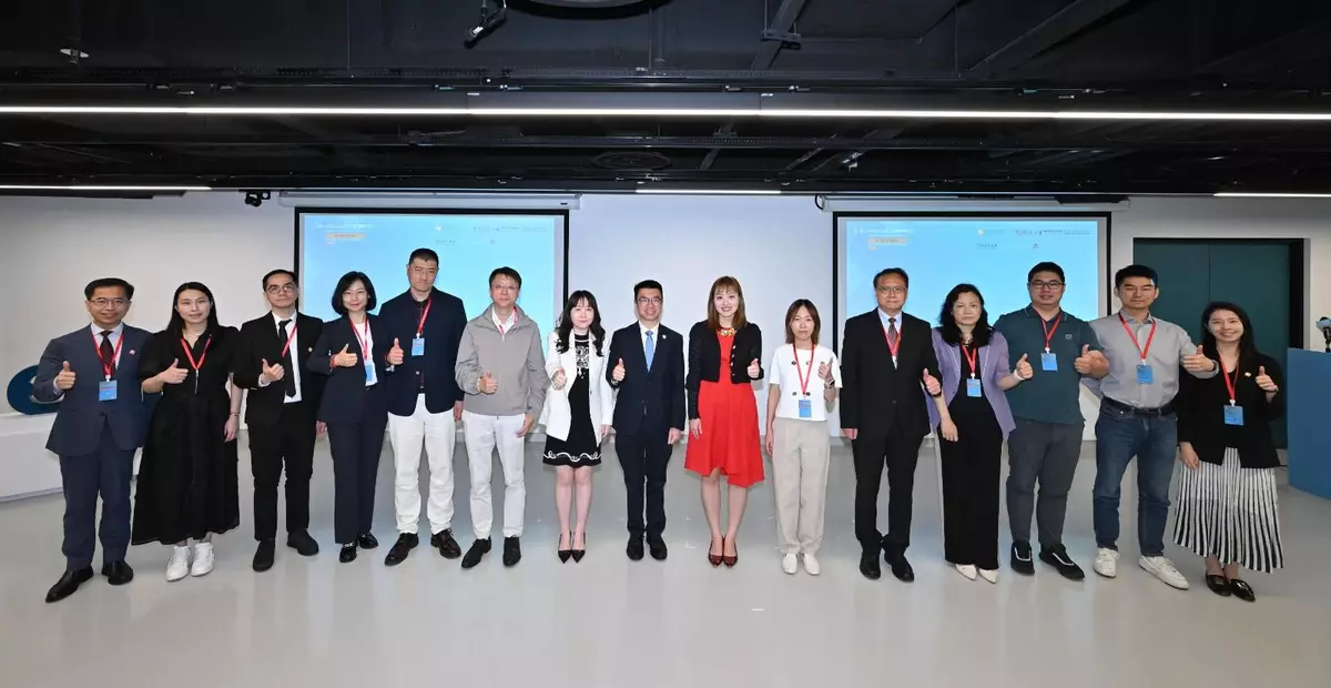 The Second Sub-Conference of the Third Young Academy of Sciences Summit was held today (10 June) with almost 150 participants in attendance. Ms Lillian CHEONG, Under Secretary for Innovation, Technology and Industry of the HKSAR Government (seventh right); Professor Anderson SHUM, President of The Hong Kong Young Academy of Sciences (eighth right), Ms Tong YANG, Program Director of the Tencent Charity Foundation (sixth right), and Ms Jin ZHU, Deputy Secretary-General of the Foundation for the Development of Science and Technology in China (seventh left) officiated at the opening ceremony. (Photo provided by the organiser)
