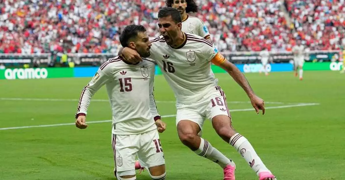 Spain wins its World Cup group, beating Uruguay 1-0 as Muslera’s error sends 2-time champion home