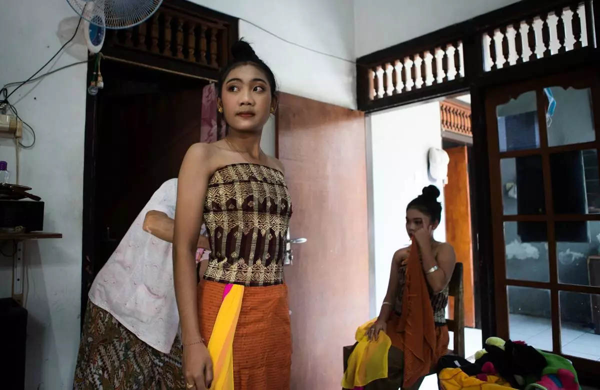 Ketut Alit Widiantary prepares before performing the sacred Rejang dance during Kuningan holiday, which marks the end of the 10-day Galungan festival celebrating the victory of good over evil, in Karangasem, Bali, Indonesia, Saturday, June 27, 2026. (AP Photo/Firdia Lisnawati)