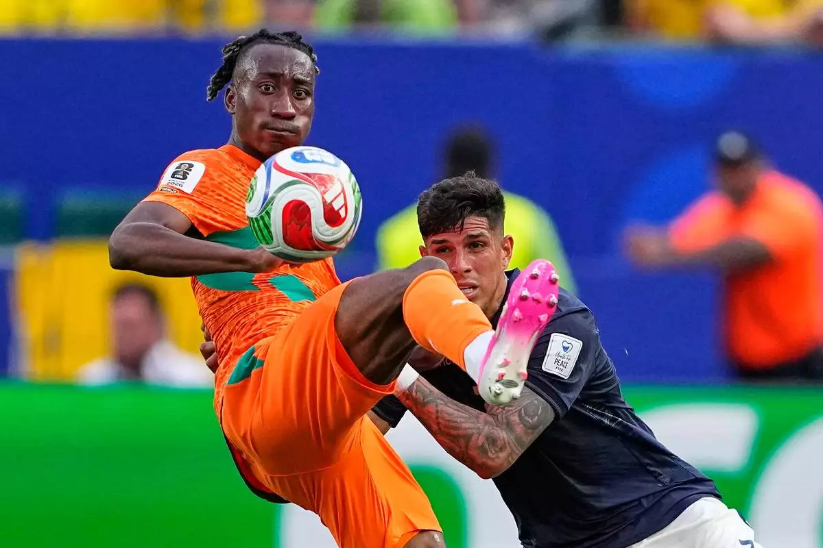 Ivory Coast's Yan Diomande, left, and Ecuador's Piero Hincapie battle for the ball during the World Cup Group E soccer match between Ivory Coast and Ecuador in Philadelphia, Sunday, June 14, 2026. (AP Photo/Petr David Josek)