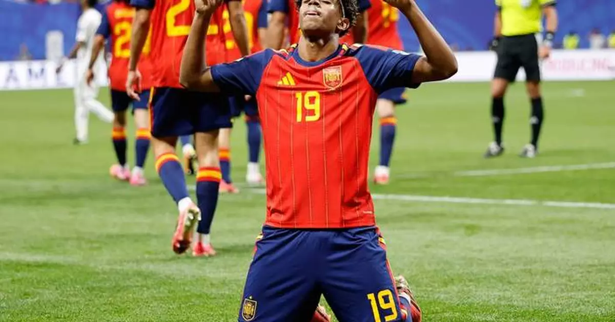 Lamine Yamal scores 10 minutes into his first World Cup start and gives Spain liftoff