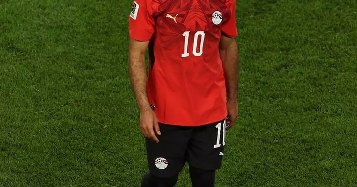 Egypt star Mohamed Salah leaves 1-1 World Cup draw with Iran due to left knee injury