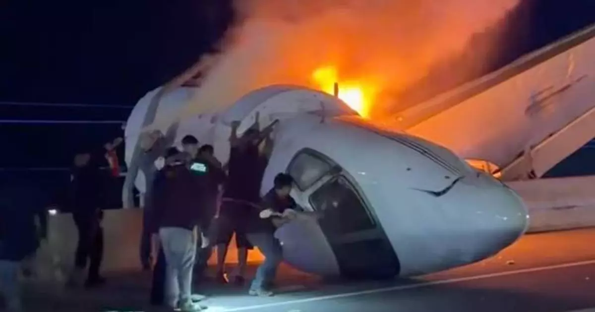 With a sledgehammer and a shovel, volunteers raced to save passengers in Texas plane crash