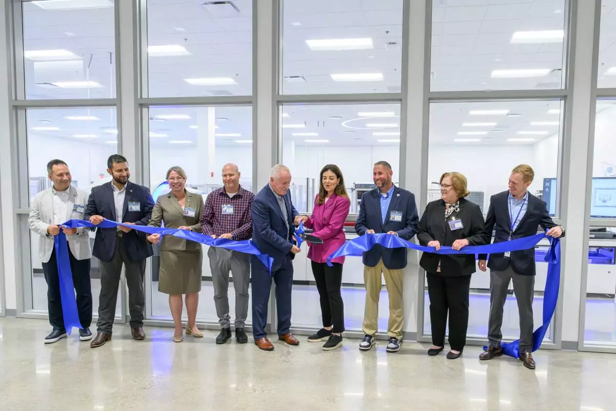 Analogic Ribbon Cutting With Governor Kelly Ayotte and Local Dignitaries