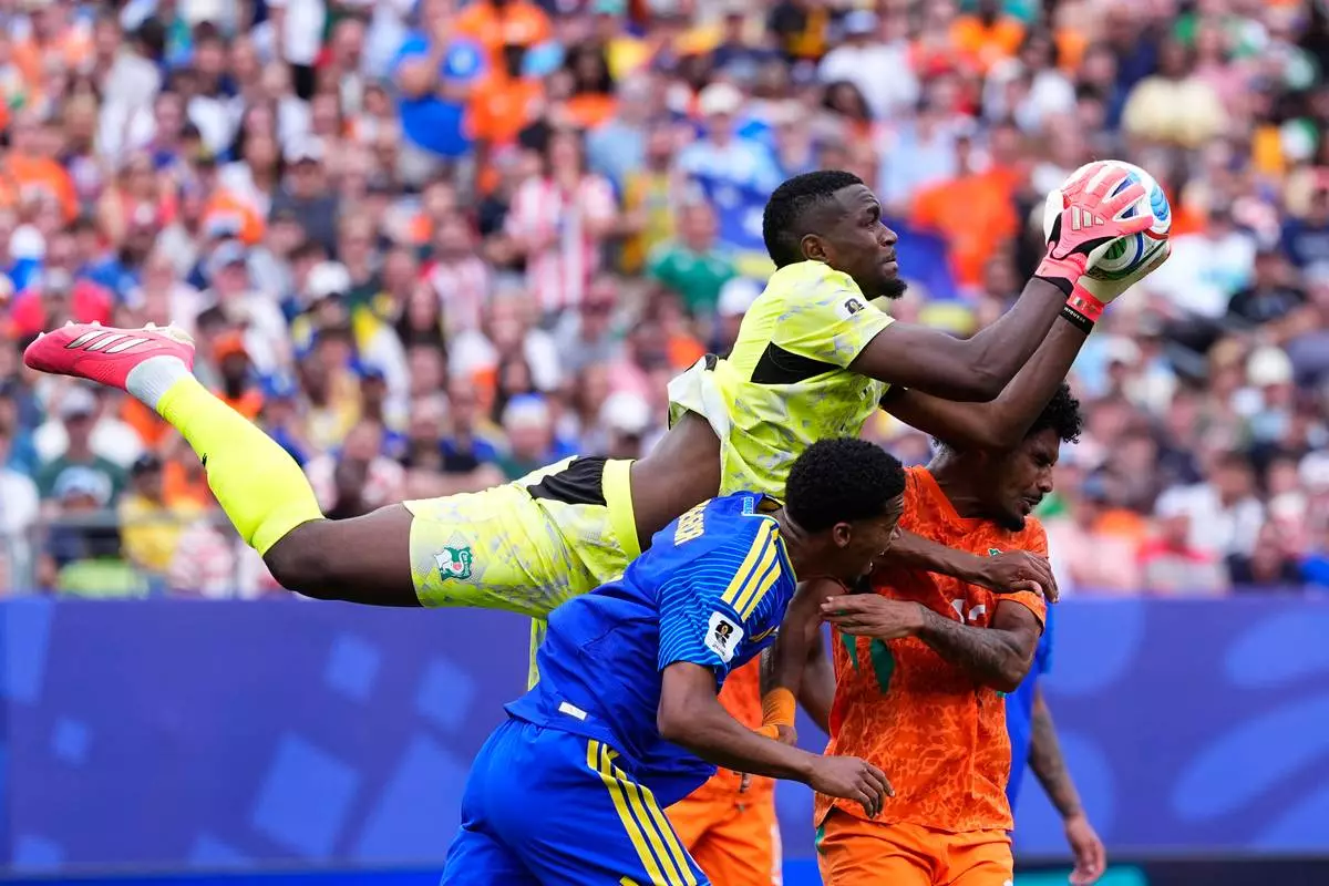Ivory Coast goalkeeper Yahia Fofana (1) saves during the World Cup Group E soccer match between Curacao and Ivory Coast in Philadelphia, Thursday, June 25, 2026. (AP Photo/Petr David Josek)