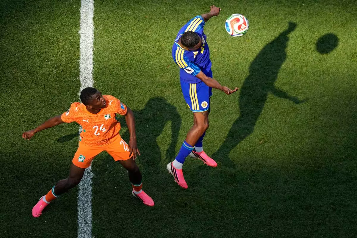 Curaçao's Joshua Brenet (20) heads the ball in front of Ivory Coast's Bazoumana Toure (24) during the World Cup Group E soccer match between Curacao and Ivory Coast in Philadelphia, Thursday, June 25, 2026. (AP Photo/Matt Slocum)