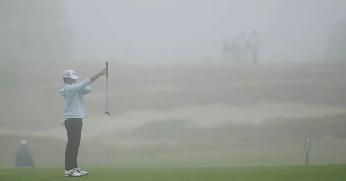 US Open off to a slow and foggy start at Shinnecock Hills