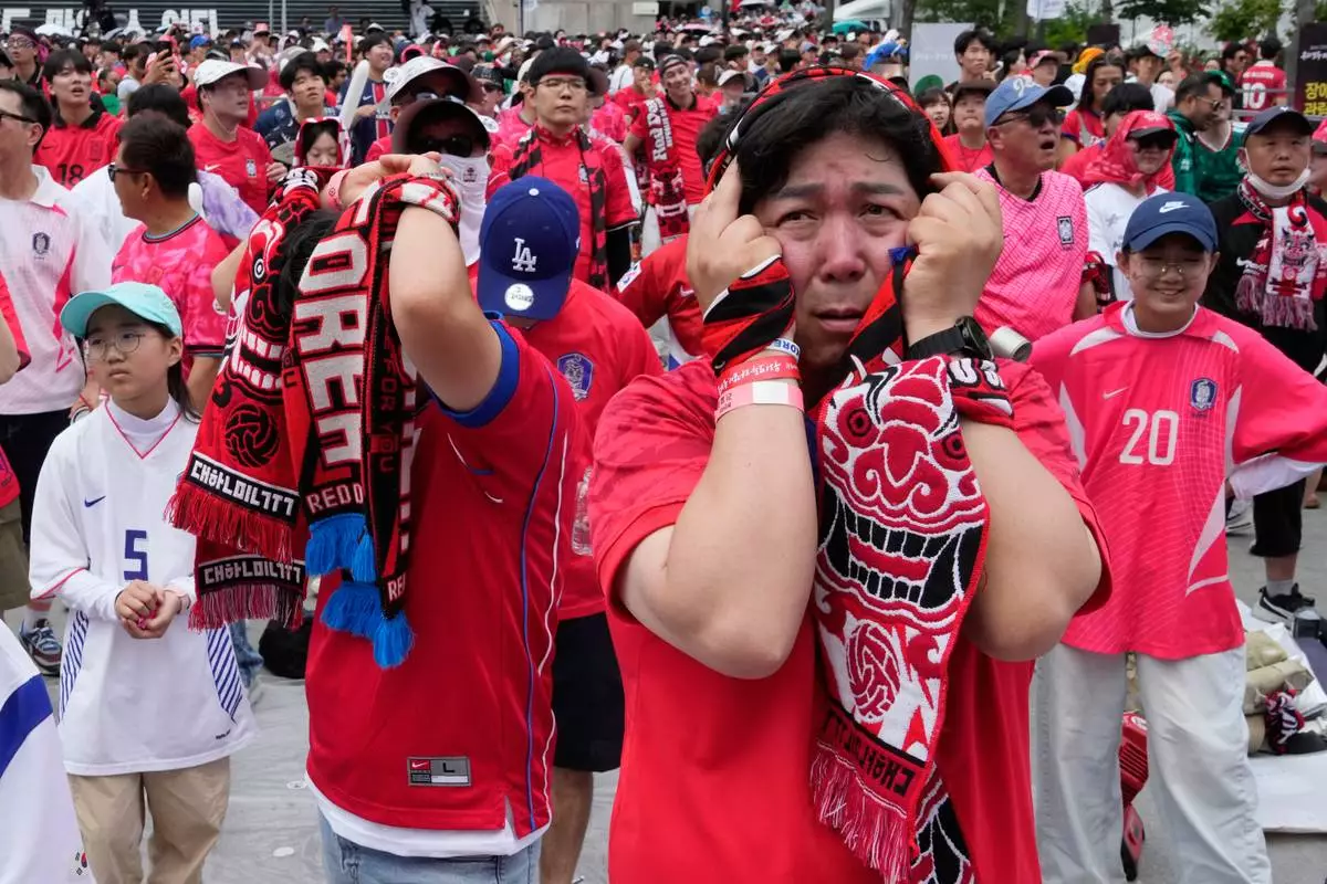 South Korean soccer fans react after Mexico scored the opening goal during the World Cup Group A soccer match between South Korea and Mexico at a public viewing venue in Seoul, South Korea, Friday, June 19, 2026. (AP Photo/Ahn Young-joon)