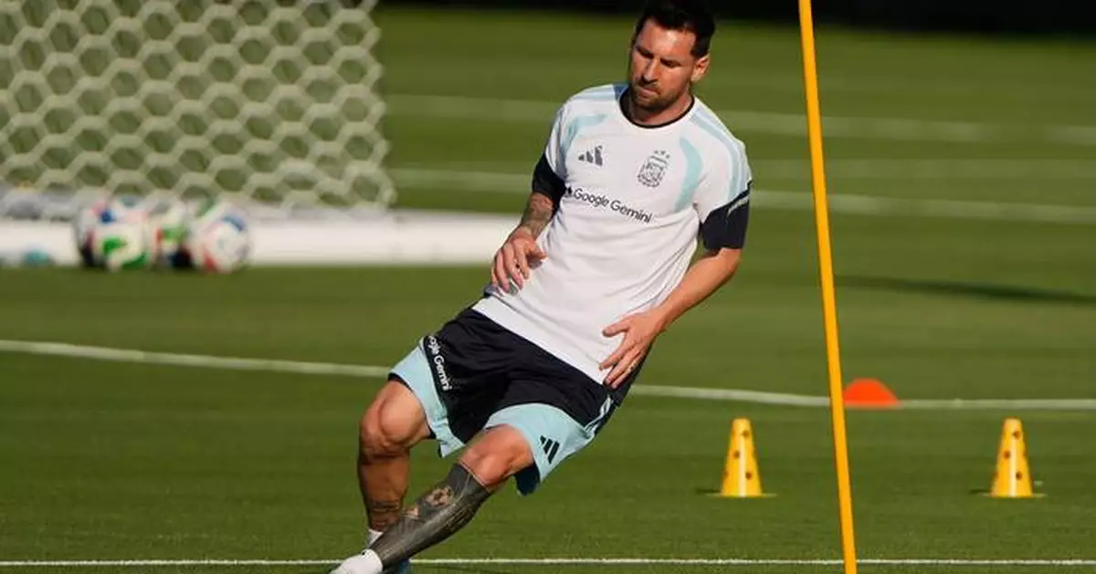Argentina’s World Cup title defense draws a frenzy in Kansas City as Messi nurses a hamstring strain
