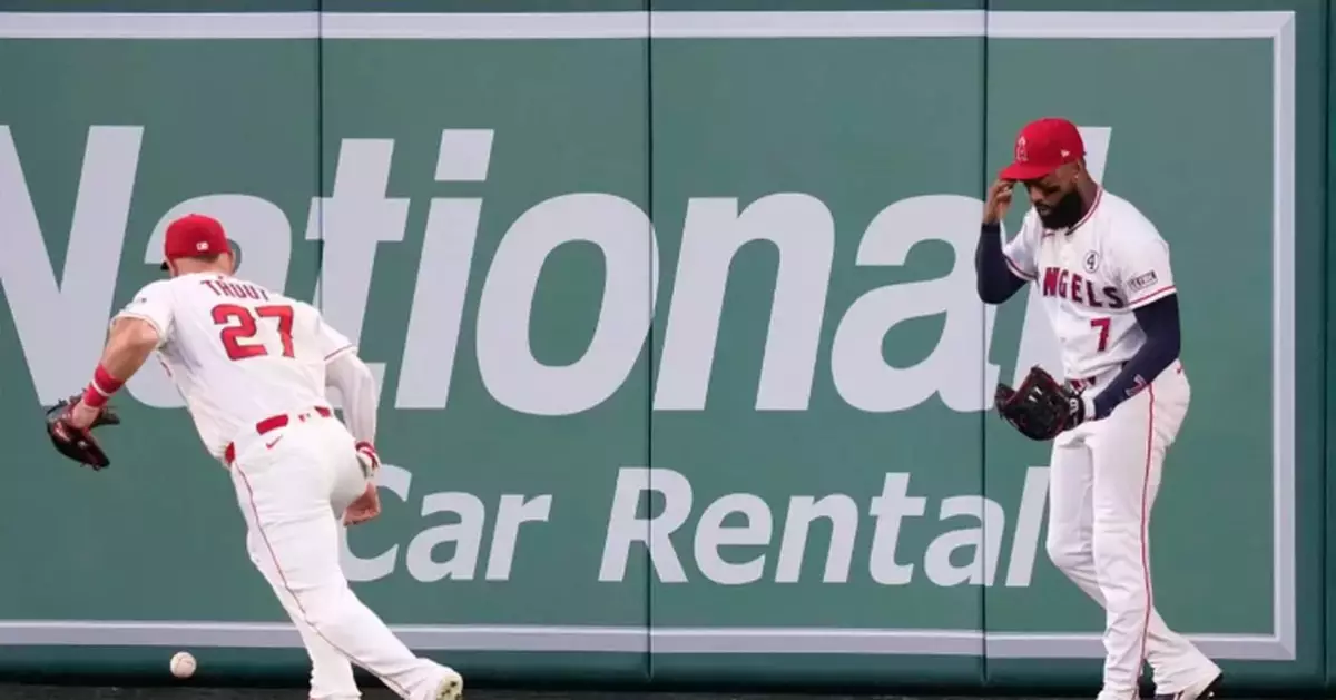 Angels outfielder Jo Adell misplays flyball into home run off his head, much like Canseco in 1993