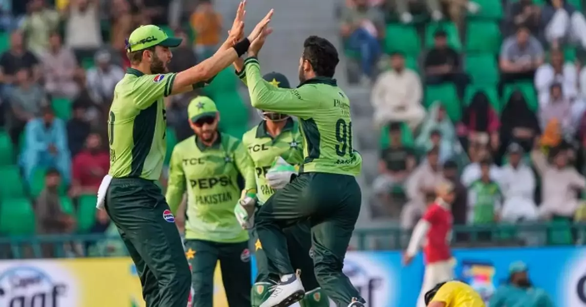 Pakistan beats Australia by four wickets to clinch ODI series 2-1