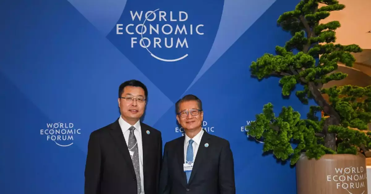 Financial Secretary Engages in High-Level Discussions at Summer Davos in Dalian on Innovation and Technology Collaboration