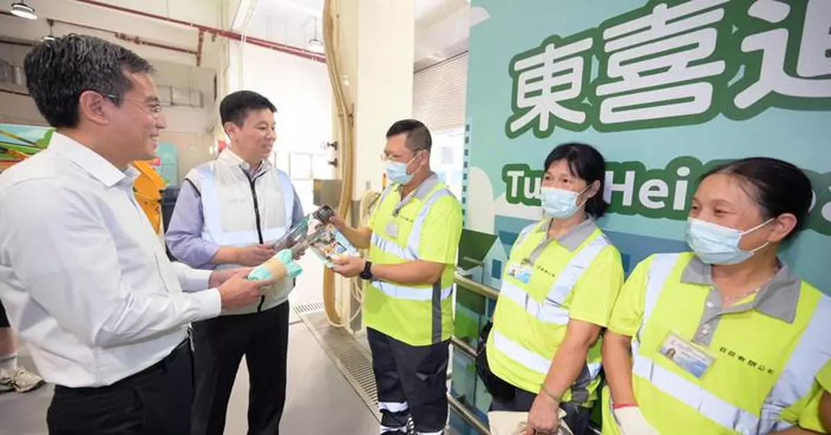 Labour Department Promotes Heat Stroke Prevention for Frontline Workers in Shau Kei Wan with Cooling Products and Guidance.