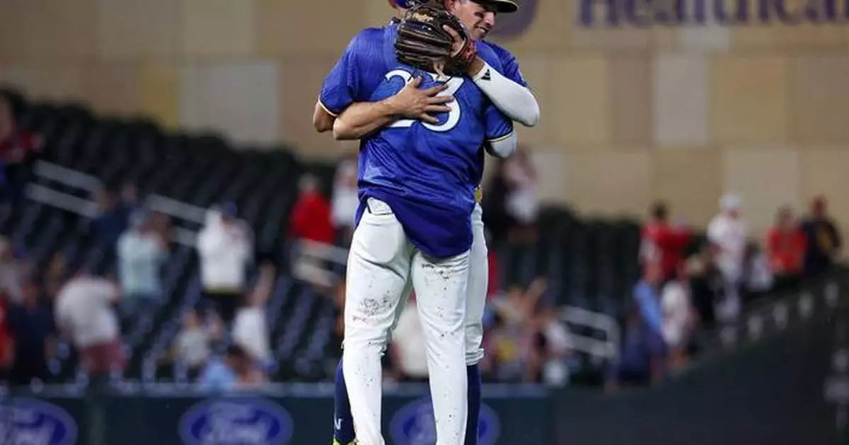 Clemens, Lewis, Lee homer off Stanek in the Twins' 9-8 win over the Cardinals