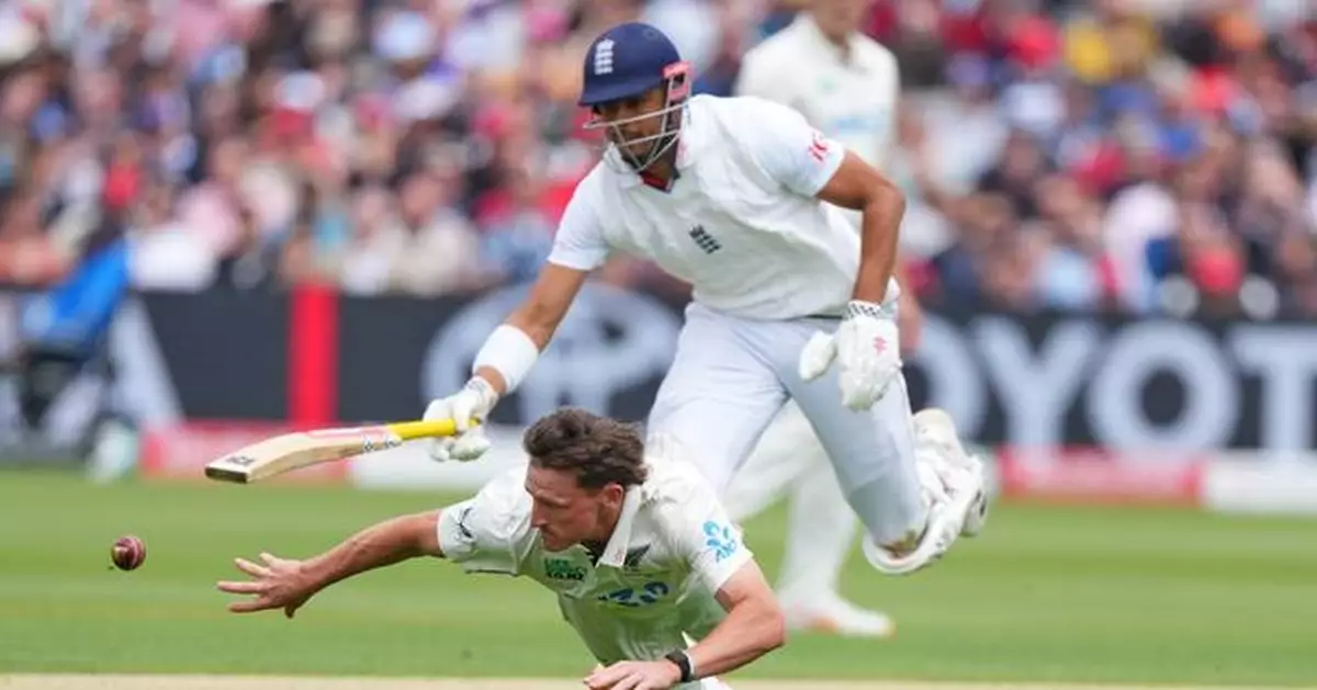 New Zealand 36-3 chasing 254 after England removes Williamson late on day two