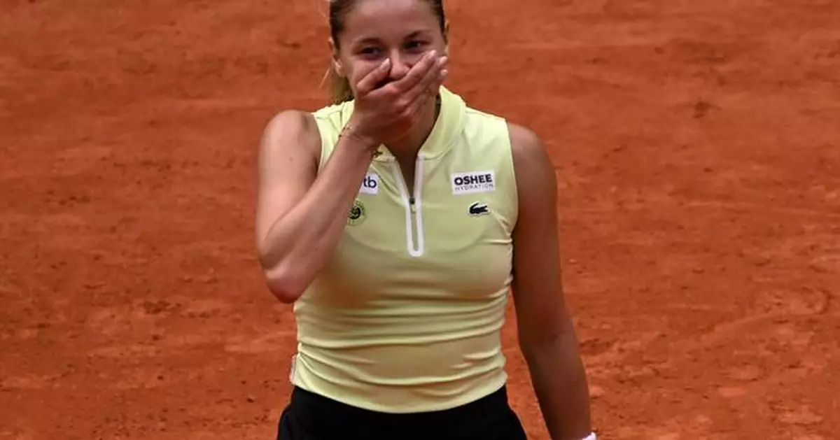 Top-ranked Aryna Sabalenka goes out of the French Open after quarterfinal defeat to Diana Shnaider