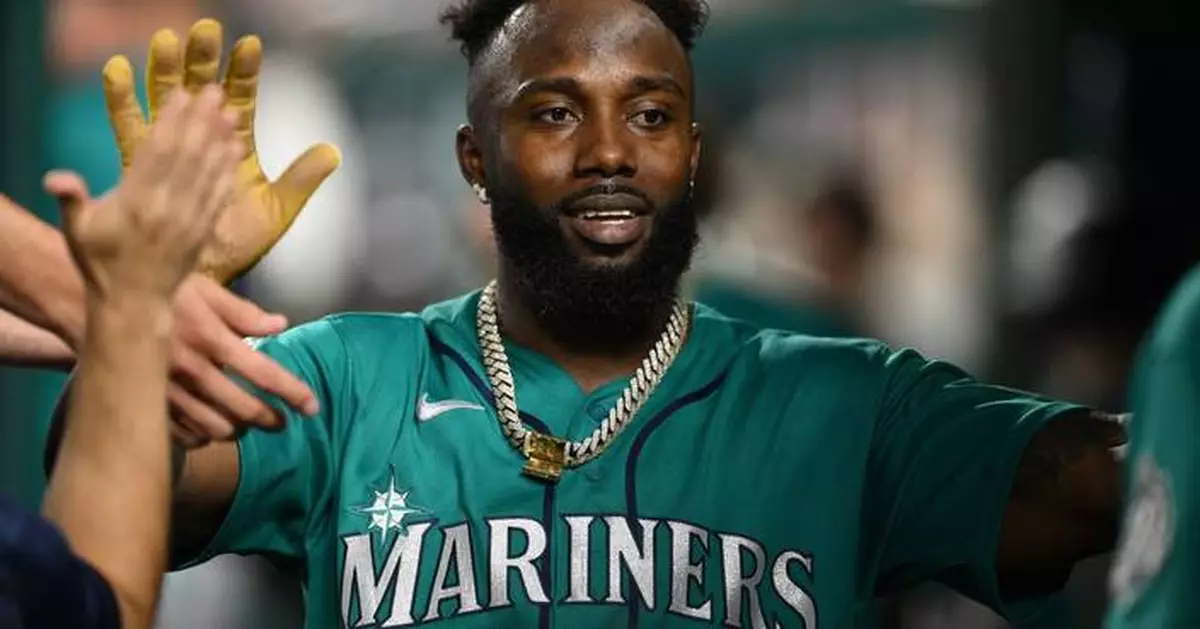 Mariners outfielder Randy Arozarena leaves with apparent leg injury