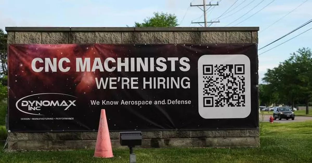 U.S. filings for unemployment benefits fall to 226,000 last week as layoffs remain historically low