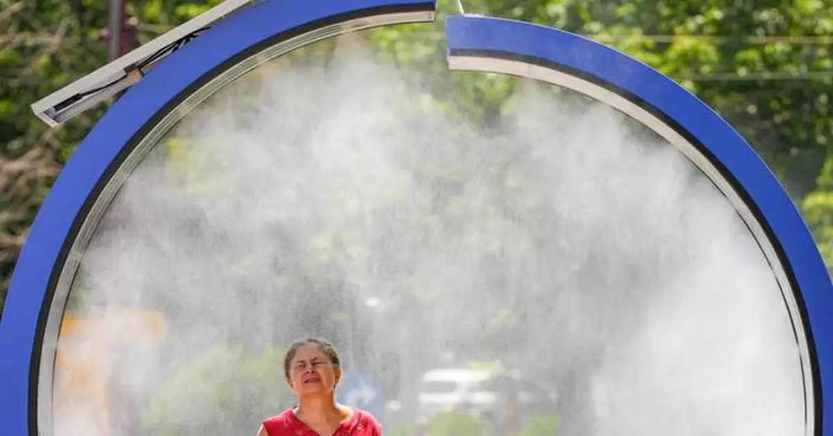 An early heat wave hits Europe, in photos