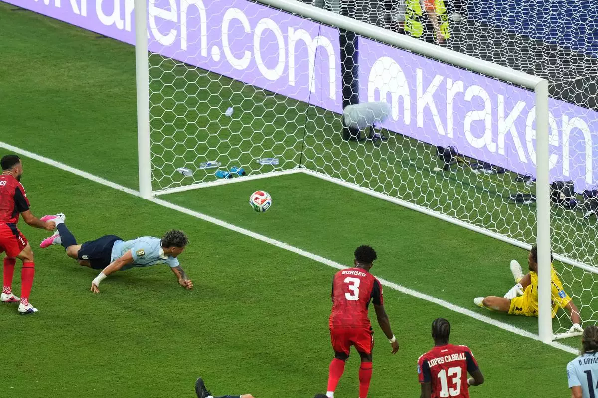Uruguay's Maxi Araujo, (20) scores his side's opening goal during the World Cup Group H soccer match against Cape Verde in Miami Gardens, Fla., Sunday, June 21, 2026. (AP Photo/Marta Lavandier)