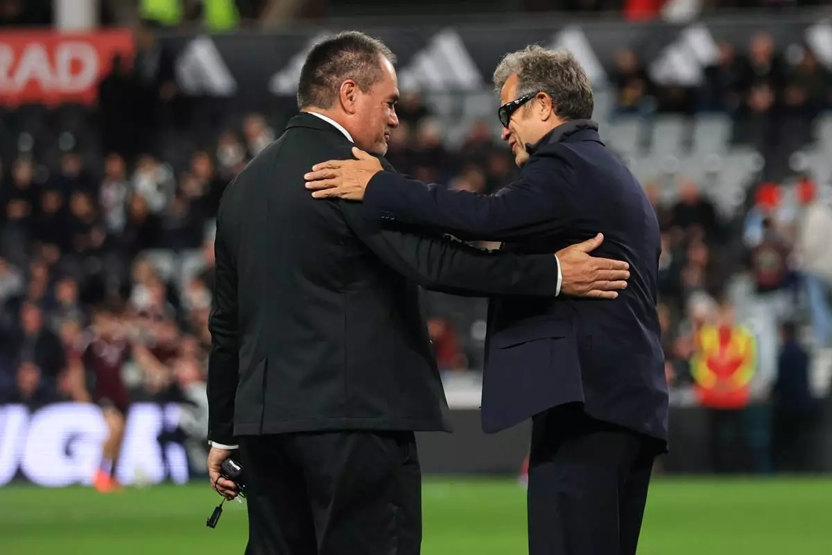 New Zealand head coach Dave Rennie, left, and France head coach Fabien Galthié talk ahead of the Nations Championship rugby international between the All Blacks and France in Christchurch New Zealand, Saturday, July 4, 2026. (Craig Butland/Photosport via AP)